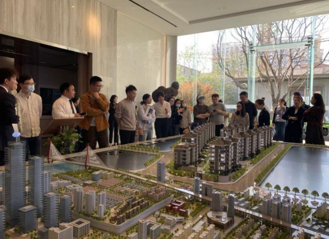 “售楼处挤满了人”上海这个区域能否撑住“10万元+”的房价?(图3) “售楼处挤满了人”上海这个区域能否撑住“10万元+”的房价?(图3)